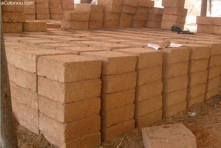 Fabrication des briques en terre battue : Réinventer le bâti pour